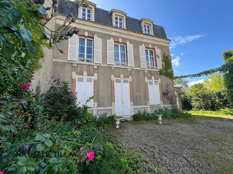 Orléans Dunois, jolie maison de Maître offrant de beaux volumes; le charme et le cachet de l'ancien, les éléments d'antan sont préservés : cheminées marbre, parquets chêne, moulures, belle hauteur sous plafond. Très jolie base, des travaux à prévoir ...