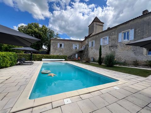 This imposing property, whose history dates back to the 17th century and before, lies at the heart of a lively village on the Causse de Limogne. It has been beautifully renovated to offer contemporary comfort and decoration. From one side of the main...