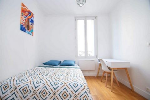 Wonderful, refined and quiet town house 5 minutes walk from the Saint Denis Porte de Paris metro station and therefore 15 minutes by metro from the center of Paris Gare Saint Lazare. In addition, this charming house is located on the banks of the can...