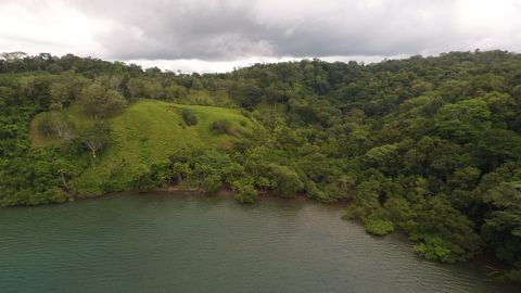 Sehen heißt glauben. Dieses Anwesen befindet sich auf der Halbinsel Osa, auf der Seite von Golfo Dulce. Der genaue Ortsname lautet Bahia Chal, etwa 36 km südwestlich von Chacarita und etwa 6 km östlich von Rincon de Osa. Das Anwesen wird von einer as...