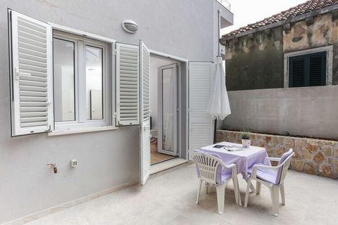 La Villa Karmen est située dans un quartier calme près de la principale gare routière et du port de ferry de Dubrovnik, reliant le continent à diverses îles dalmates. L'emplacement de l'hébergement est parfait pour découvrir les zones inconnues de Du...