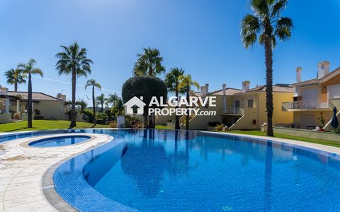 Cette magnifique propriété, située dans l'un des condominiums les plus prisés de Vilamoura, offre un style de vie luxueux au cœur de l'Algarve. Avec 200 m² d'espace habitable et 110 m² de terrasses, cette résidence se distingue par son élégance, son ...