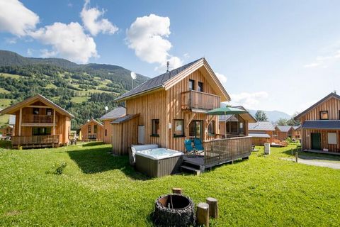 Welkom bij uw perfecte alpine toevluchtsoord! Dit exclusieve luxe chalet biedt 70 m² elegant ontworpen woonruimte en biedt plaats aan maximaal 6 gasten in stijl en comfort. Gelegen op de toplocatie van Kreischberg Valley Station, belooft het zowel ge...