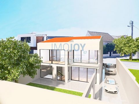 Halfvrijstaande villa met 4 slaapkamers met veel natuurlijk licht, tuin, parkeerplaats voor maximaal 3 auto's, gelegen in São Domingos de Rana, op loopafstand van Saint Dominics International School en op 7 minuten van het strand van Carcavelos. Vill...