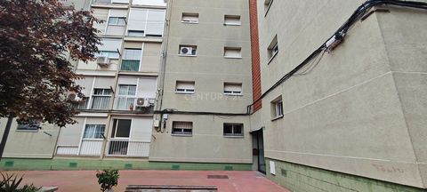 Excelente piso residencial con una superficie de 60m² bien distribuidos en 3 dormitorios y 1 cuarto de baño, exterior. La vivienda esta para reformar y darle el toque personal. El Edificio cuenta con ascensor , ubicado en la localidad de Ripollet, pr...