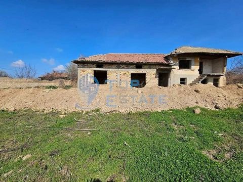 Top Estate Real Estate biedt u een woning met panoramisch uitzicht in het dorp Karantsi, in de regio Veliko Tarnovo. Het dorp Karantsi ligt in het middelste deel van de heuvelachtige vlakte van de Donau, ongeveer 34 km ten noorden van de stad Veliko ...