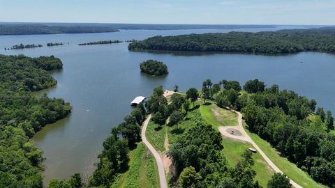 This spectacular 210 acre property is conveniently located just one and a half hours west of Nashville, Tennessee. Privately positioned high above the western shoreline of Kentucky Lake, this shovel-ready property boasts stunning million-dollar water...