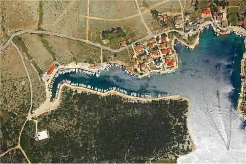 Location: Zadarska županija, Pag, Šimuni. NEU IM ANGEBOT - TOLLE LAGE Baugrundstück zum Verkauf in Šimuni auf der Insel Pag. Die Grundstücksgröße von 600 m2 ist regelmäßig geformt. Es liegt in der Nähe der Straße nach Mandre. 200 Meter vom Meer entfe...