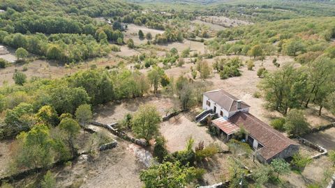 Sur le causse d'Esclauzels, à deux pas de Saint Cirq Lapopie et la vallée du Lot, venez découvrir cette maison ancienne et sa situation exceptionnelle en position dominante vers le Sud. Montée sur caves, la maison d'habitation de 70m² propose deux ch...