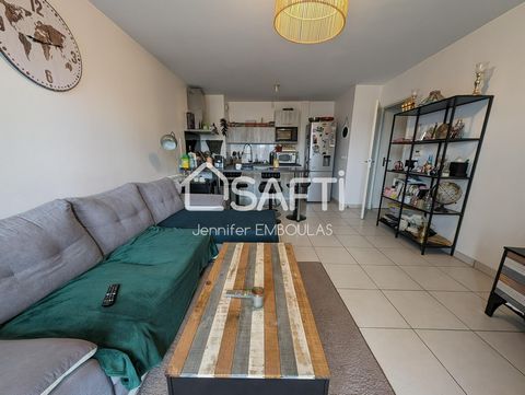 Appartement vendu loué *** Idéal INVESTISSEUR*** A découvrir sur la commune de Villenave d'Ornon, à quelques pas du vieux bourg et de ses commodités, bel appartement lumineux d'environ 58m². La porte s'ouvre sur un hall d' entrée desservant l'espace ...