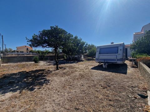 Terreno murado de 362m2 com garagem e alpendre. Área de implantação - 100m2 Área bruta de construção - 190m2 Área bruta dependente - 30m2 Construção com projecto na Câmara. Zona bastante central. 1072-04443