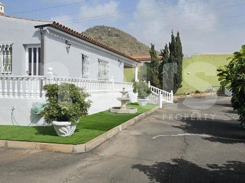 Referencia: 04169. ¡Villa exclusiva en venta en Buzanada, Tenerife Sur! Esta propiedad única ofrece una oportunidad inigualable de vivir en una de las áreas más tranquilas y privadas del sur de Tenerife, en una amplia parcela de 2.806m² y con 287m² c...