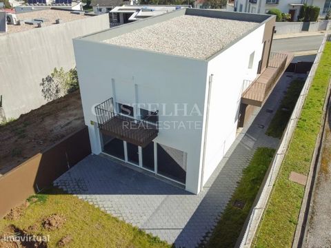 Moradia de 3 frentes com 3 quartos totalmente nova, 270 m2 de área interior distribuída por 3 pisos e 254m2 de área exterior, com piscina, jardim, terraço, varandas e garagem para 4 carros Orientação solar Nascente, Sul e Poente No piso inferior temo...