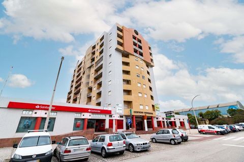 Este magnífico apartamento T3 está localizado no coração da cidade, com fácil acesso a todas as comodidades e serviços. O apartamento possui três quartos espaçosos com luz natural, com duas casas de banho. A sala de estar é ampla e luminosa, com aces...