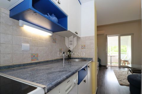 Location: Istarska županija, Poreč, Poreč. Poreč, 150 m from the sea, an interesting apartment on the second floor. In an excellent location and only 150 m from the sea and beaches, this interesting one-room apartment is for sale, fully furnished. It...