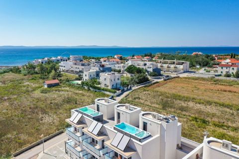 ZADAR, PRIVLAKA - La villa dei tuoi sogni: vista mare, jacuzzi sul tetto e solo 100 m dalla spiaggia! R3 Sogni un luogo dove lusso e vicinanza al mare si fondono in perfetta armonia? Questa bellissima villa, situata in un esclusivo edificio con risto...