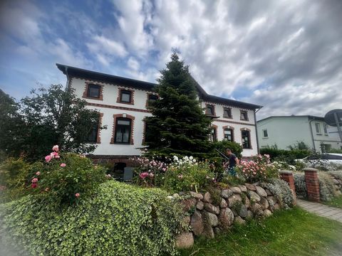 Wir bieten hier unsere schöne Ferienwohnung in Kühlungsborn an. Sie verfügt über 4x Schlafmöglichkeiten, 2x Einzelbetten und 1x Doppelbett. Hinzu kommen herzlich eingerichtete und gepflegte Räumlichkeiten wie Küche, Wohnzimmer, Bad, Flur und Schlafrä...