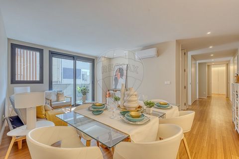 Apartamento T3 | Novo | Espinho - Centro da Cidade Ao investir neste novo apartamento, está a adquirir uma propriedade situada no centro da cidade de Espinho, inserida num condomínio moderno e robusto, a poucos minutos da praia. Situado numa zona tra...