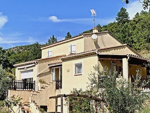 Digne-les-Bains (04000). Aan de poort van de Alpen en de Provence presenteren Lionel en Timothée THONNATTE exclusief dit prachtige en eigentijdse familiehuis, perfect onderhouden, gebouwd op een perceel van 1743 m2 op het zuidwesten Gelegen in een do...