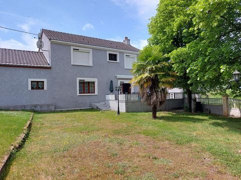 Montceau les Mines (71300) Opportunité à saisir sur cette magnifique maison de 160m²avec garage double attenant pouvant accueillir un camping car. L'habitation se compose d'un hall d'entrée, cuisine aménagée et équipée, une chambre, salle de bain, wc...