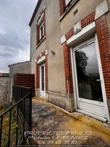 Dans secteur residentiel très belle maison bourgeoise d une surface d'environ 200m2 sur 3 niveaux. Au rdc entrée placard, couloir avec verrière, cuisine équipée ouverte dans sejour, salon avec cheminée, WC, au 1er étage : palier, 2 chambres, WC, sall...