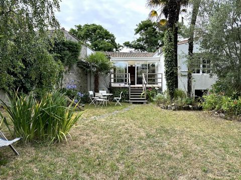 NOIRMOUTIER (85330) - Emplacement très recherché en plein coeur du quartier du château ! Beaucoup de charme pour cette maison d'environ 107 m2 offrant actuellement une grande entrée (pouvant être transformée en chambre), 2 grandes chambres, une belle...