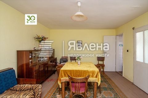 Only from Yavlena! Description: We offer you a floor of a house in a plot of land on a quiet street. The built-up area is 95 sq.m, which are distributed on a corridor, two rooms, summer kitchen, niche, box, bathroom. The property also has a garage wi...