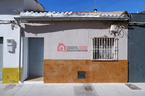 Discover the potential of this charming townhouse in one of Valencia's best locations. In need of complete renovation, this property offers an exciting opportunity to create your dream home or a unique investment project. Property Highlights: DualFac...