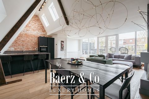 Dintelstraat 20-2, 1078 VT Amsterdam Aan de Dintelstraat bieden wij deze dubbele bovenwoning aan van ca. 124 m² aan! Het appartement beschikt over een eigen entree, is verdeeld over twee verdiepingen en heeft drie slaapkamers, twee badkamers, een rui...