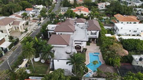 Majestic Mansion for sale in Bella Vista Sur! 6 Bedrooms with Bathroom and Walking Closet Vehicular Entry and Exit to the House Double and Triple Height Ceilings 2,050 meters of land First Division Completion Unroofed terrace Multiple Parking Lots Mu...