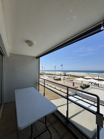 Dit appartement met T2-cabine is ideaal gelegen op de 2e verdieping van een residentie aan het strand en biedt een adembenemend uitzicht op de Atlantische Oceaan. Met een oppervlakte van ongeveer 37 m2 bestaat het uit een lichte woonkamer met kitchen...