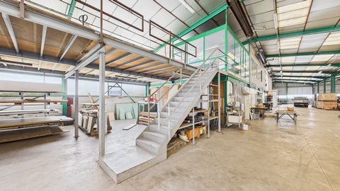 Location local d'activité, bureaux, show room et atelier de 3 745 m² proche autoroute