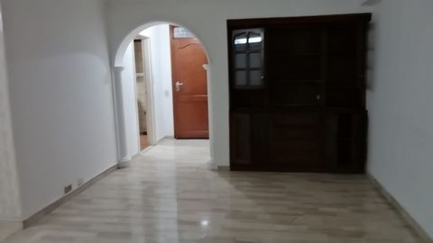 Spacious apartment in the Suramericana sector, Medellín, with an excellent location near the Suramericana metro station, Avenida Regional and Avenida Colombia. The property has 150 M2 of built area, distributed in three bedrooms, a service room, thre...