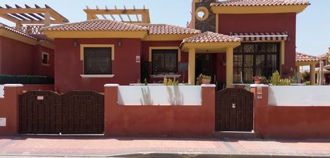 Prachtige vrijstaande villa met zwembad, solarium en garage in een rustige woonwijk nabij Ciudad Quesada Welkom in deze uitzonderlijke vrijstaande villa met 3 slaapkamers in de gewilde woonwijk Lo Crispin in Algorfa . Deze onberispelijk gepresenteerd...