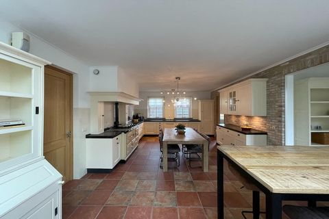 Dit landhuis is een zeer riante 6 persoons vakantiewoning, gelegen aan de rand van nationaal park De Dennen. Met uitzicht over de weilanden geniet u van de beschutting van het bos. In het landhuis heeft u de beschikking over een zeer riante woonkeuke...