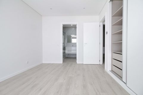 New 2 bedroom apartment, balcony, parking and communal pool. Real Easy presents a unique opportunity to purchase a new apartment in the prestigious Vista Mar condominium, in Conceição de Tavira just a few minutes from the beaches of Cabanas and the h...