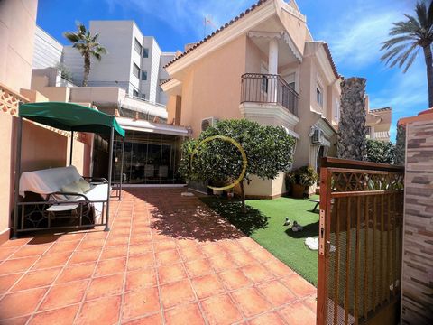 En Venta: Este espacioso dúplex ofrece 125,83 m2 de cómodo espacio habitable en el corazón de Mazarrón, Puerto de Mazarrón. Construido en 2002, esta propiedad de reventa está completamente amueblada y lista para entrar a vivir. Con cuatro amplios dor...