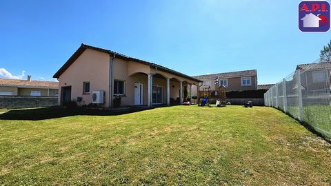 SINGLE-STORY HOUSE WITH GARAGE Located in a quiet and pleasant neighborhood of Saint-Gaudens, this single-story house of approximately 100 m² offers a comfortable and functional living environment. It consists of a bright living room, a fully fitted ...