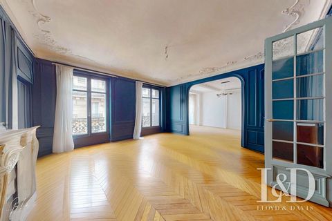 Kom en ontdek dit prachtige appartement van 170m2, gelegen op de 4e verdieping, in een oud gebouw, met zeer goed onderhouden gemeenschappelijke ruimtes met lift, en profiterend van zeer mooie volumes en een plan zonder ruimteverlies, in een zeer rust...