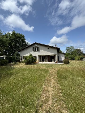 Gelegen in een rustige omgeving, biedt dit huis een groot ontwikkelingspotentieel voor renovatieliefhebbers of investeerders die op zoek zijn naar een woning om te waarderen. Gebouwd op een uitgestrekt bebost perceel van 1466 m2, profiteert het van e...