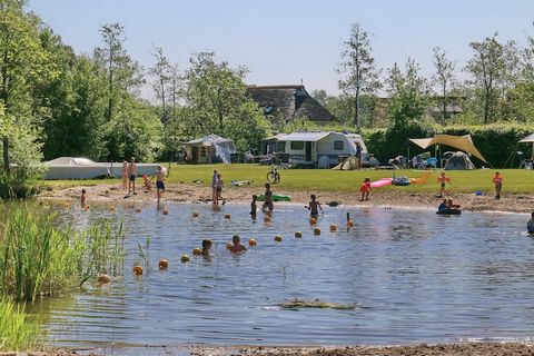 Dit vrijstaande type vakantiehuis is compleet ingericht en te boeken in 2 varianten, namelijk een 4-pers. standaard (NL-8721-08) en een 4-pers. plus (NL-8721-09) vakantiehuis. De NL-8721-08 beschikt over WiFi terwijl de NL-8721-09 standaard voorzien ...