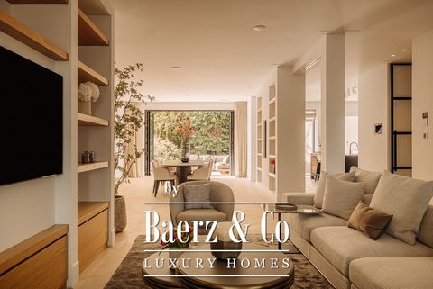 UNIEK APPARTEMENT IN HET BEROEMDE STADSDEEL OUD ZUID VAN AMSTERDAM Uniek appartement, gelegen in Oud Zuid met een tuin op het zuiden en een oppervlakte van circa 352 m², waarvan bijna 300 m² op de begane grond is gesitueerd. Het appartement heeft een...