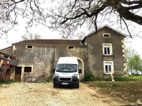 MAISON AVEC BOX CHEVAUX ET 4 HECTARES DE PATURE