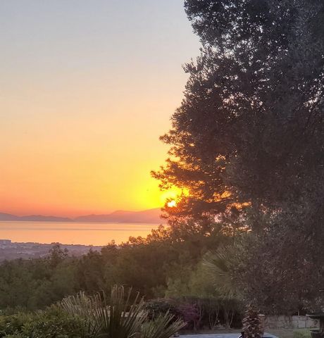 * Samos eiland in Soğukcak Mahallesin, de favoriete stad van Kuşadası, met een vrij uitzicht op zee *Onze vrijstaande villa is te koop 3+1 Luxe complex van 140 m2 met privétuin Op 565 m2 grond Privé zwembad De achterkant is het bos en de voorkant is ...