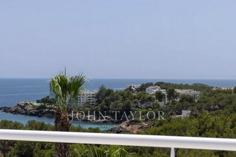 Exclusief penthouse van 254 m² dat ruimte, comfort en een werkelijk spectaculair uitzicht op zee combineert. Het appartement heeft vier slaapkamers, drie volledig uitgeruste badkamers, een open Amerikaanse keuken geïntegreerd in de ruime woon-eetkame...