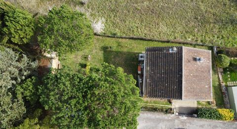 Maison T3+2 rénovée d'environ 80m² au 1er étage et 26m² en rdc, avec garage, jardin et petit chalet bois sous les pins.