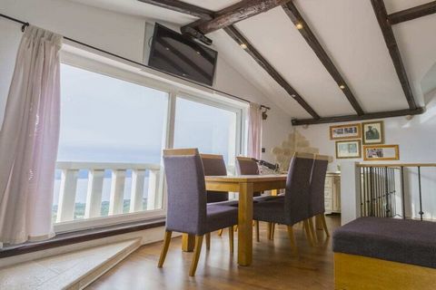 Villa Luma, gelegen boven de stad Baska Voda in het dorp Bast, is exclusief en uitzonderlijk. Deze comfortabele villa heeft een indrukwekkende ligging, genesteld in een terrasvormige heuvel met een prachtig uitzicht op de Adriatische Zee. De villa is...