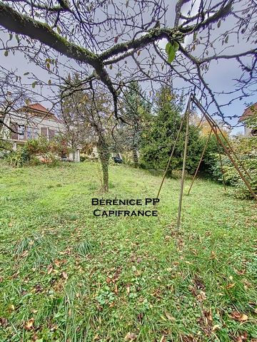 Maison 3 niveaux avec fort potentiel, jardin verdoyant et vue imprenable Centre-ville à pied