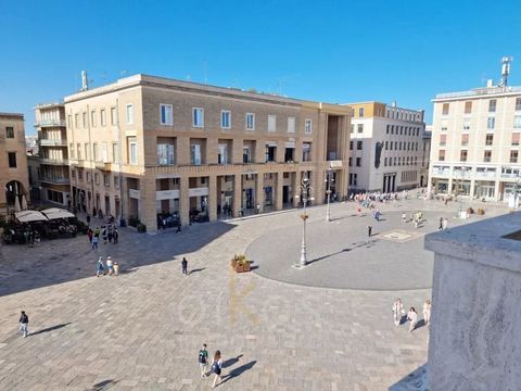 Au sein du prestigieux Palazzo INA, Via Imperatore Augusto, nous avons l'honneur de présenter à la vente un appartement d'une beauté extraordinaire et d'un positionnement absolument unique. Situé au deuxième étage de l'un des édifices les plus remarq...