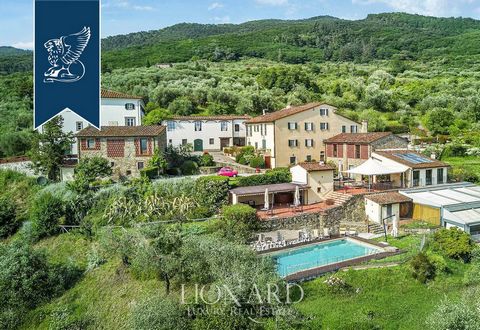 Immersa nel cuore di un paesaggio idilliaco, questa splendida villa storica in vendita si trova nella zona collinare alle porte di Lucca, circondato da rigogliosi uliveti e vigneti che caratterizzano la tradizione agricola della Toscana. La proprietà...